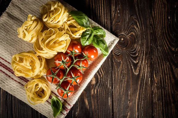 Disposizione dei prodotti per la preparazione della pasta — Foto Stock