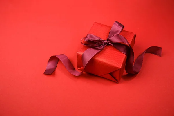 Järjestetty punainen lahjapakkaus punaisella — kuvapankkivalokuva