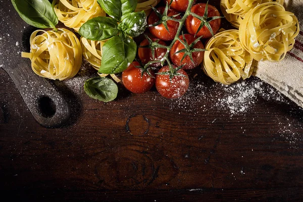 Disposizione dei prodotti per la preparazione della pasta — Foto Stock