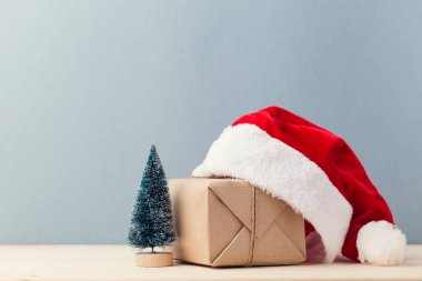 Noel hediyesi ve Santa şapka düzenlenmiş
