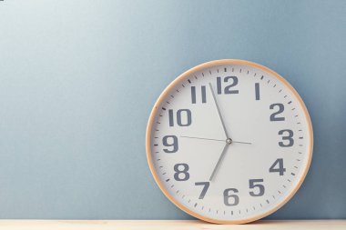 Zaman mavi arka plan üzerinde gösterilen saat