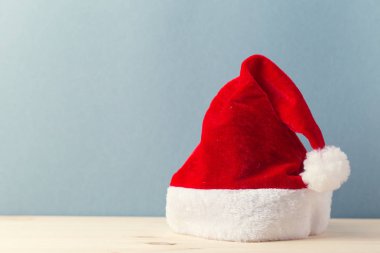 Kırmızı ve beyaz kıyafet şapka