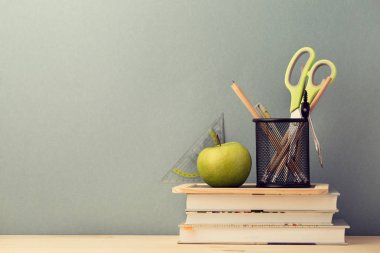 Okul ders kitapları ve ileti örneği