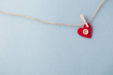 Düğmesini kullanarak ip küçük kalp