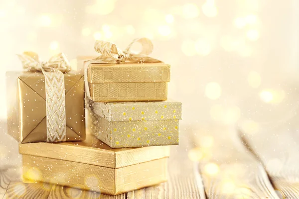 Όμορφη χρυσή δώρα για τα Χριστούγεννα — Φωτογραφία Αρχείου