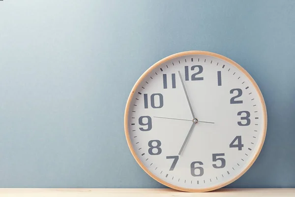 Clock showing time on blue background — Stock Photo, Image