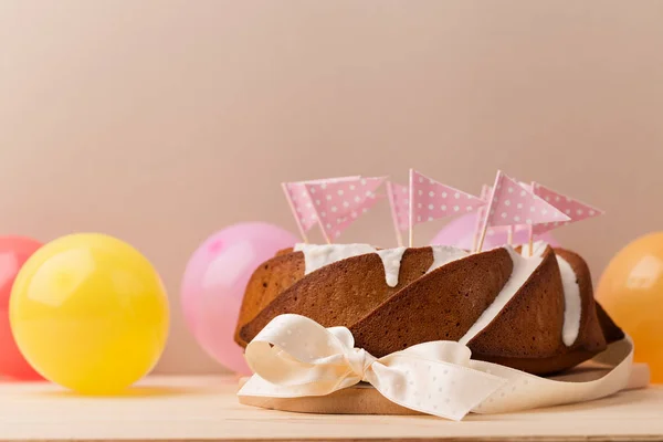 Balões e bolo doce em arranjo — Fotografia de Stock