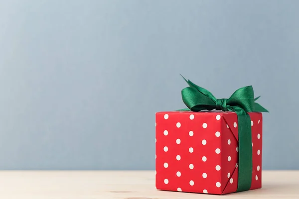 Pequeña caja roja con cinta verde —  Fotos de Stock