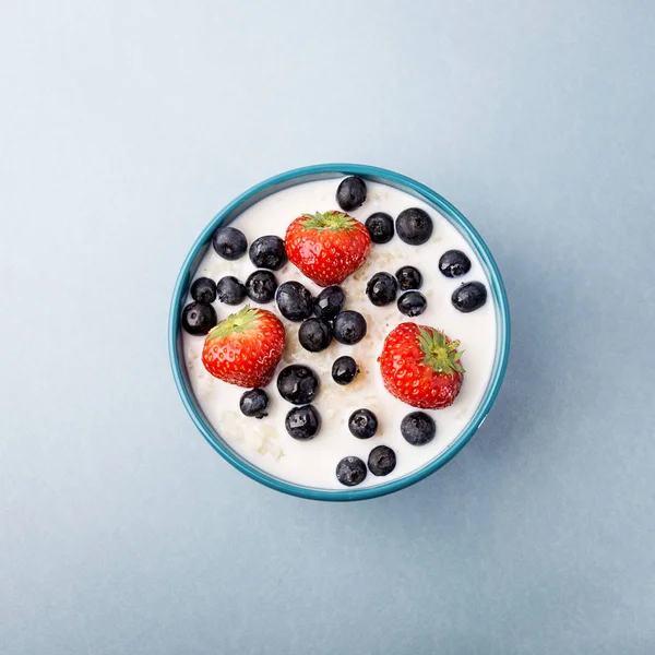 Leckere Haferflocken mit Beeren — Stockfoto