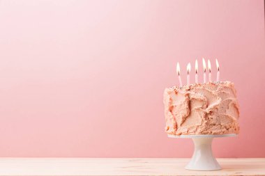 Mumlar yanan ile pembe doğum günü pastası