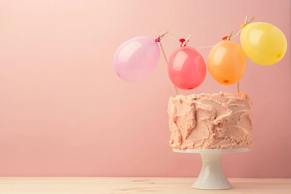 Pyszne ciasto urządzone na różowym tle — Zdjęcie stockowe