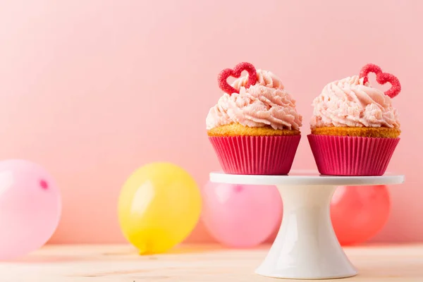 Doces cupcakes e balões em arranjo — Fotografia de Stock