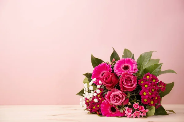 Bellissimo bouquet lussureggiante su rosa — Foto Stock