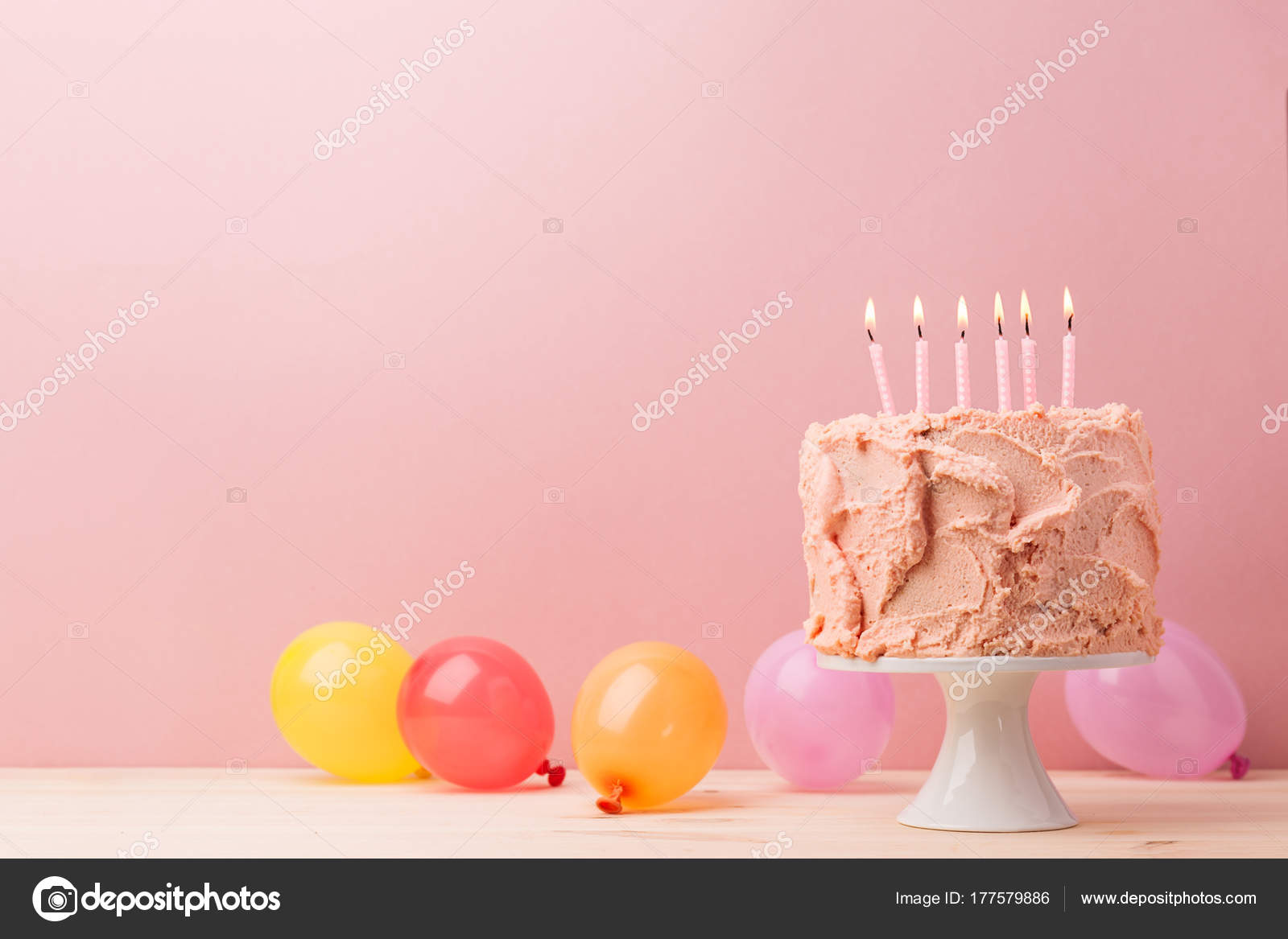 Rózsaszín születésnapi torta égő gyertyát — Stock Fotó © nerudol #177579886
