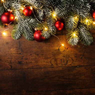 İn üstünden Noel ağacı dalları ile kırmızı topları ve üzerinde çelenk