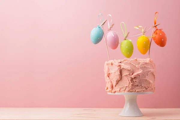 Bolo delicioso com ovos de Páscoa — Fotografia de Stock