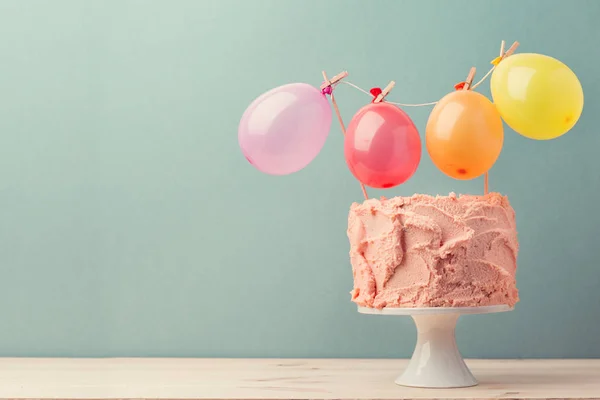 Delicioso bolo decorado no fundo azul — Fotografia de Stock