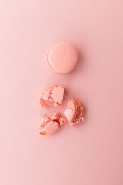Parçalanmış ve bütün macaroons