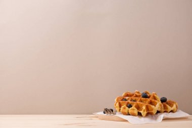 Çilek ile lezzetli waffle