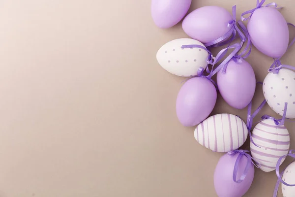 Uova di Pasqua decorate viola — Foto Stock