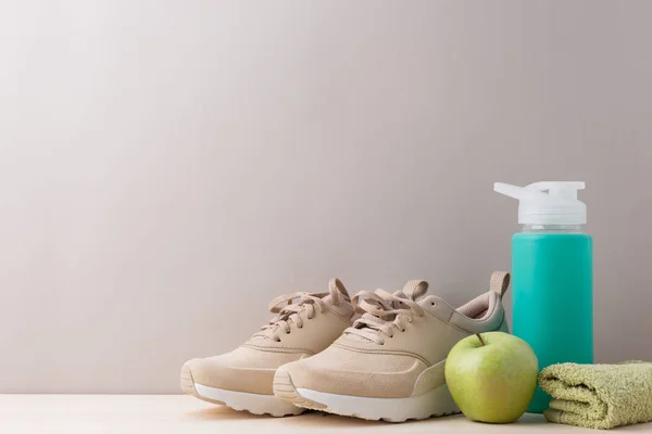 Sneakers och äpple med flaska — Stockfoto