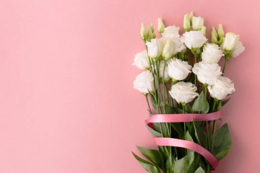 Pembe kurdele ile beyaz gül buketi