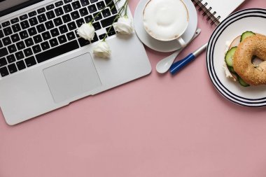 Laptop ve pembe bir arka plan üzerinde Kahvaltı