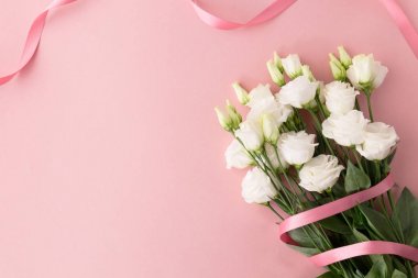 Pembe kurdele ile beyaz gül buketi