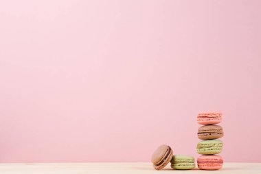 Tablo renkli macaroons yığılmış