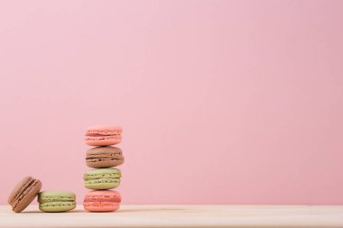 Tablo renkli macaroons yığılmış