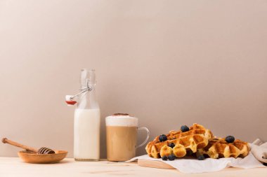 Lezzetli waffle ve kremalı içecek