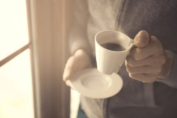 Hand holding coffee cup — Stock Photo, Image