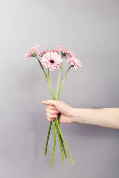 Houder stelletje roze bloemen — Stockfoto