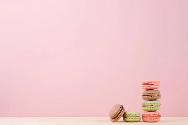 A táblában a halmozott színes macaroons — Stock Fotó