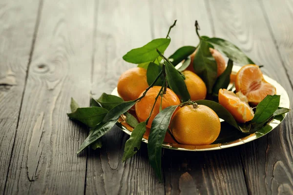 맛 있는 만다린 오렌지와 그릇 — 스톡 사진