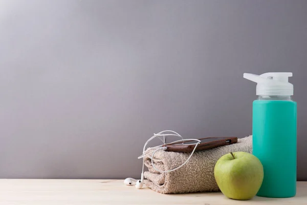 Handduk och vattenflaska med apple — Stockfoto