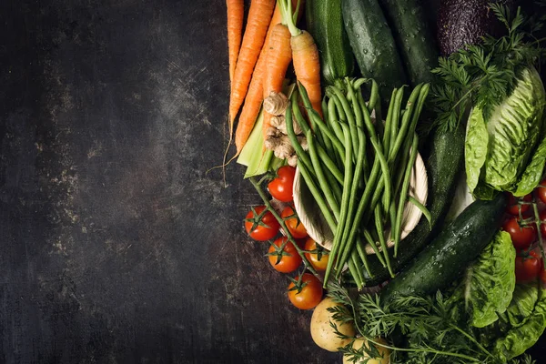 大まかなテーブルに異なる生野菜 — ストック写真