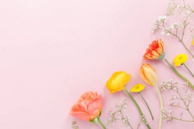 Pembe üzerinde yumuşak çiçek kompozisyon