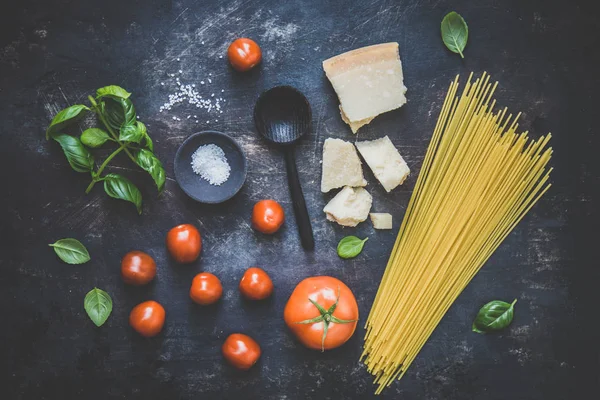 Composizione con ingredienti per la pasta — Foto Stock