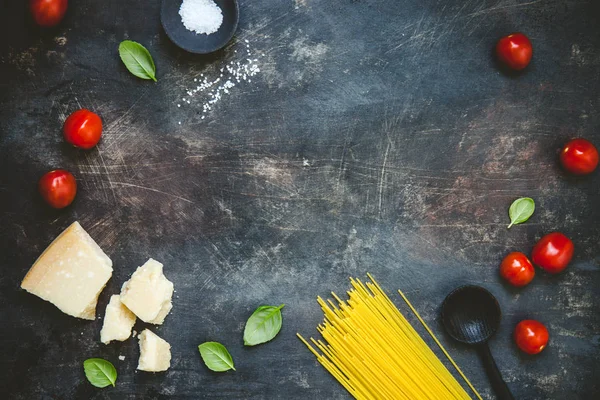 Ost, grönsaker och rå pasta på bord — Stockfoto