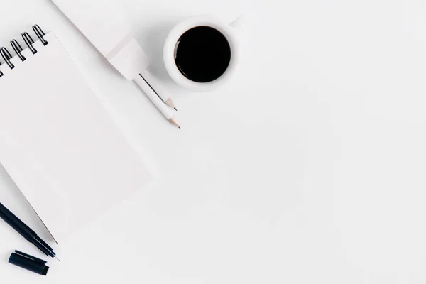 Cangkir kopi dan buku catatan dengan pensil putih — Stok Foto