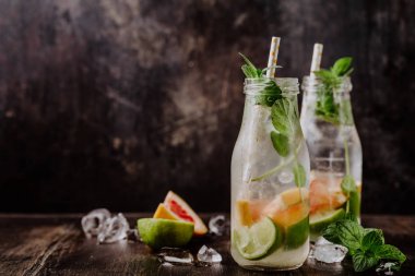 Taze içki ile cam şişe