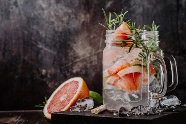 İle su canlandırıcı iki içme kavanoz