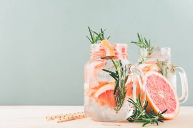 Kavanoz ile narenciye içki içme