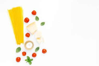 Makarna pişirmek için malzemeler.