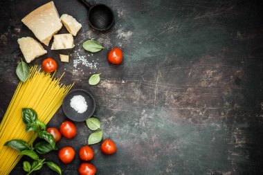 Makarna için yukarıdaki malzemeler