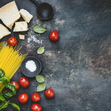 Makarna için yukarıdaki malzemeler