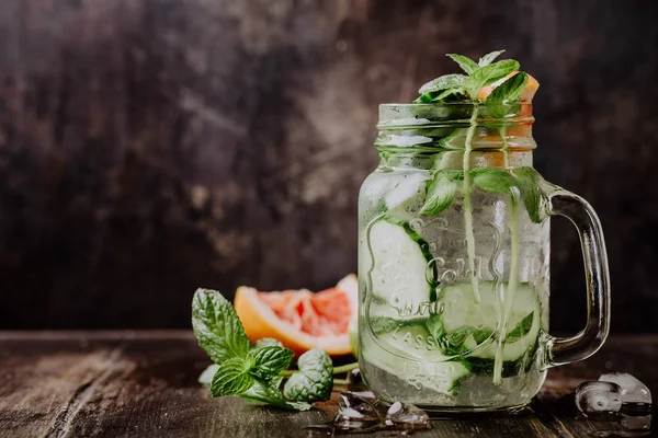 Tarro con agua fría refrescante —  Fotos de Stock