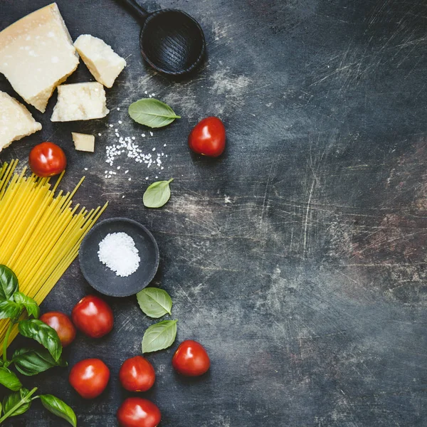 Von oben Zutaten für Pasta — Stockfoto