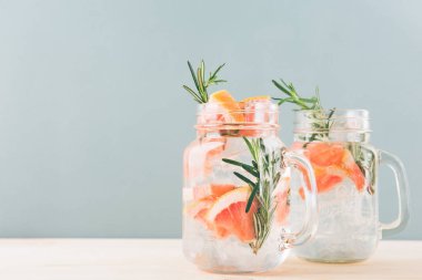 Kavanoz ile narenciye içki içme